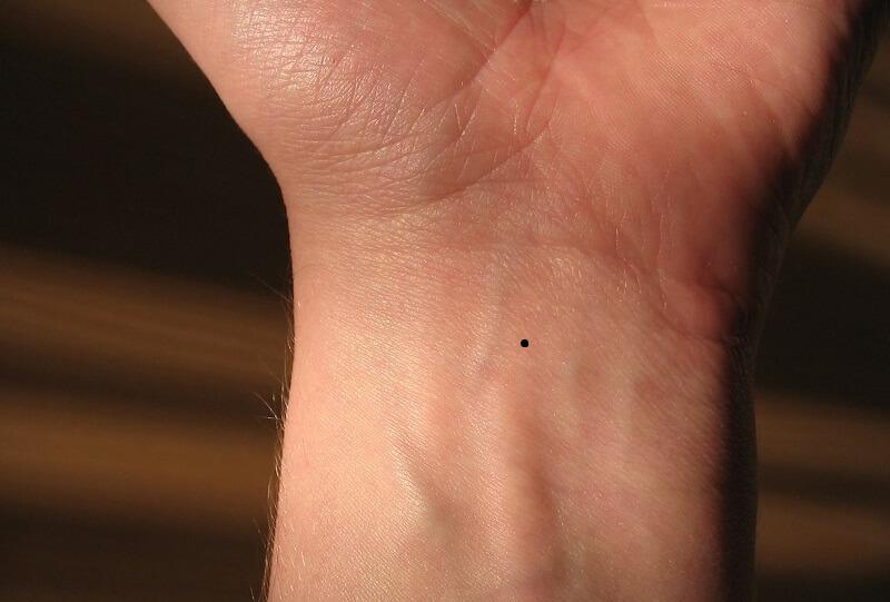 Nốt ruồi ở cổ tay của Nam Nữ nói lên điều gì? Tốt hay xấu?